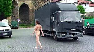 Schau zu, wie ein nacktes Mädchen in diesem ganzen Film die Straßen erkundet