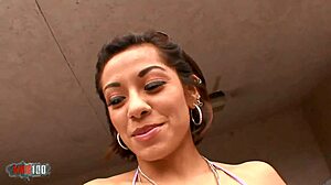 在这个恋物癖视频中,一个拉丁美女在激烈的性交后接受了一次射精。
