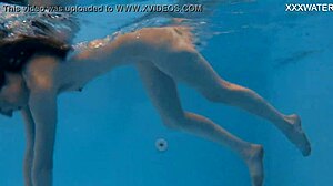 Marfa, ruska lepotica, razkazuje svojo ozko ritko in muco v bazenu