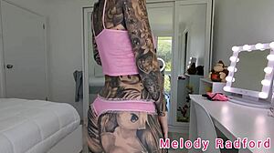सेक्सी गेमर लड़की मेलोडी रैडफोर्ड बिकनी में अपने बड़े स्तन दिखाती है।