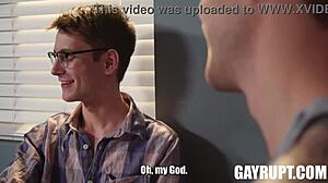 Ο γκέι έφηβος με μεγάλο κώλο γαμιέται από πίσω