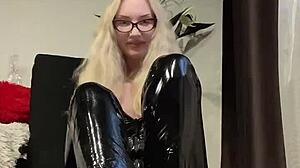 สาวอ้วนถูกขายหน้าและเปลือยกายใน BDSM roleplay