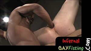 Casal gay interracial explora BDSM áspero com fisting e alongamento