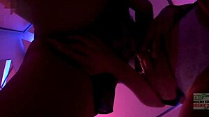 Amatőr MILF és tini durva szexet élveznek a házi videóban