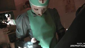 A enfermeira de borracha cinza Agnes faz um boquete sensual e uma massagem na próstata antes de se envolver em pegging e fisting anal