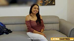 Baculatá kolumbijská žena dává orální a vaginální potěšení svému šéfovi