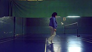 Amatérske ženy odhaľujú svoje aktíva pri hraní badmintonu v komunitnom centre