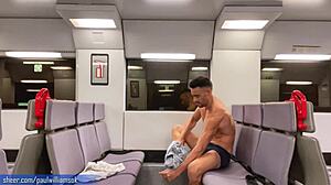 Atletický muž predvádza svoje aktíva počas jazdy vlakom