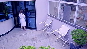 Kurvet stuepige engagerer sig i intime aktiviteter med hotellets protektor