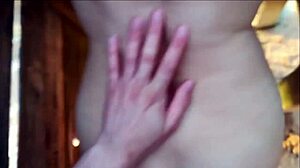 एक हाई-डेफिनिशन वीडियो में एक जोड़े के साथ सार्वजनिक सेक्स