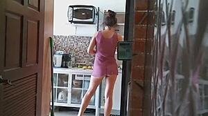 Кросдрессинг собарица у провидној хаљини чисти кућу