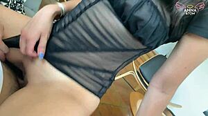 Remaja berpenis besar dalam lingerie dientot dengan sperma di punggungnya