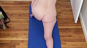 Гола йога сесия със зашеметяващи големи гърди и кръгло дупе