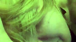 Britisk amatør Alison nyter sex med en stor kuk i en het video