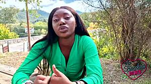 Remaja Afrika dengan payudara yang montok melakukan seks panas di kamera