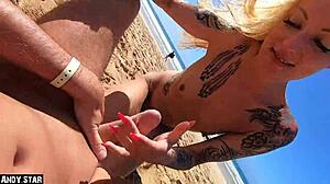 Двойка, която се наслаждава на гореща среща на открито на плажа, води до задоволителен финал