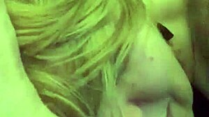 Amatoarea britanică Alison se bucură de sex cu un penis mare într-un videoclip fierbinte