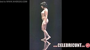Prskající fotky nahých celebrit Scarlett Johansson s velkými kozy a chlupatou kundičkou