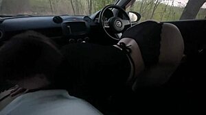 Jovencita hace una mamada en un coche en el bosque