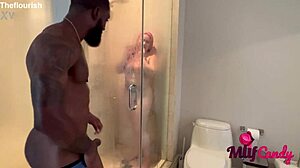 Loree Love és Ace Bigs intim kapcsolatba kerülnek egy lakókocsi fürdőszobájában