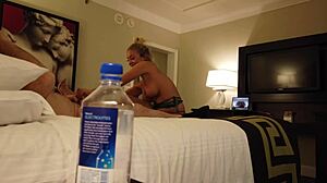 Madelyn Monroe in njeno dekle se vozita na neznancu v Vegasu s steklenico vode