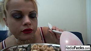Kåt blonde Nadia nyter frokostblanding med soldater