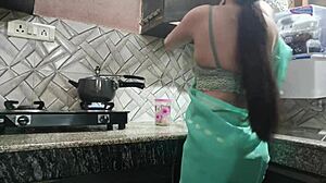 HD видео на първата сексуална среща на зашеметяваща съпруга със съпруга на сестра си в кухнята и на леглото