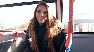 Eine atemberaubende blonde Frau uriniert in einem Bus und enthüllt ihre Genitalien und ihre langfristige Beziehung vor einer Baustelle