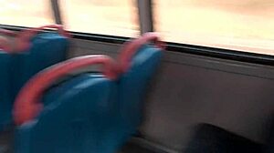 Egy lenyűgöző szőke nő vizel egy buszon, felfedve nemi szervét és hosszú távú kapcsolatát egy építkezés előtt