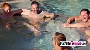 Casal amador participa de uma festa na piscina com swingers para se divertir e jogar