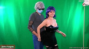 Une vidéo de cosplay inspirée de la shakira met en vedette une fille intelligente s'engageant dans une activité sexuelle avec le technicien en éclairage dans une chambre de motel