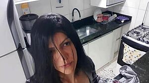 Une femme sexy se fait plaisir avec une énorme bite dans la cuisine