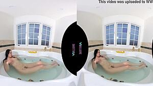 Jade Baker gibt sich im entspannenden Bad dem Solo Vergnügen hin