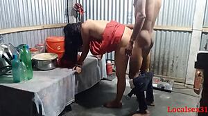 Индијска тетка у црвеном сарију упушта се у врући секс