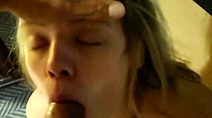 Μικροκαμωμένη λευκή κοπέλα κάνει βαθύ λαιμό και γλείφει τον πρωκτό σε ένα μεγάλο μαύρο πέος σε ένα μη επεξεργασμένο βίντεο ξενοδοχείου