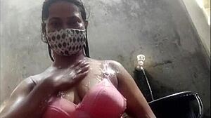 Bangladeshisk babe tar på seg en stor kuk i hardcore video