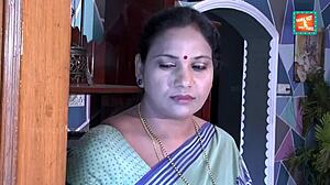 Indisk tante i saree lokker og blotter sig for tv-reparatøren