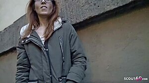 Стройната германска тийнейджърка изпитва интензивен оргазъм по време на среща на кастинг на открито